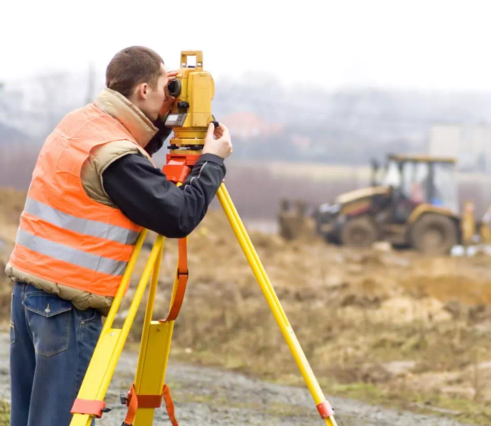 pomiar geodety urządzeniem specjalistycznym